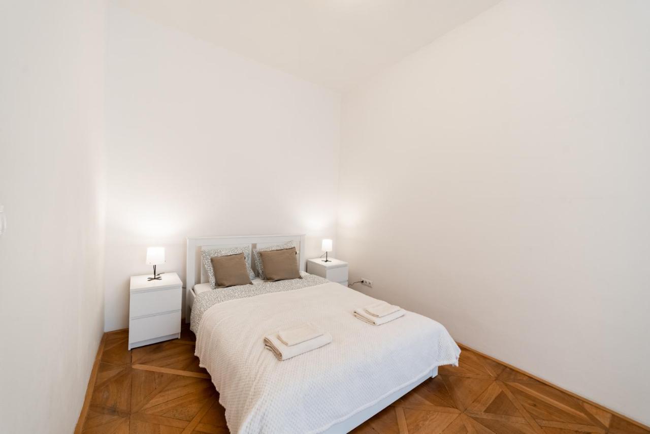 Exclusive Apartment Near Kafka'S Head Praha Bagian luar foto