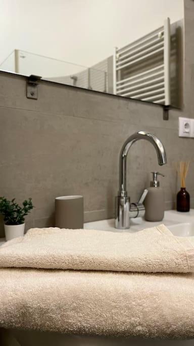 Exclusive Apartment Near Kafka'S Head Praha Bagian luar foto